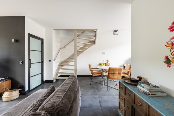 Foto - Verkocht onder voorbehoud: Instapklare tussenwoning op een rustige, autoluwe locatie!